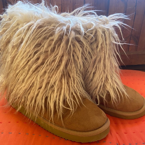 Furry Boots - Picture 1 of 3